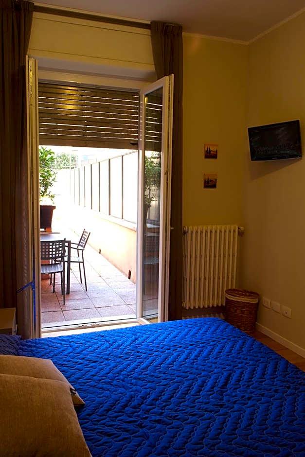 Camera Matrimoniale/Doppia con Letti Singoli con Divano-Letto Supplementare e Bagno Privato Esterno